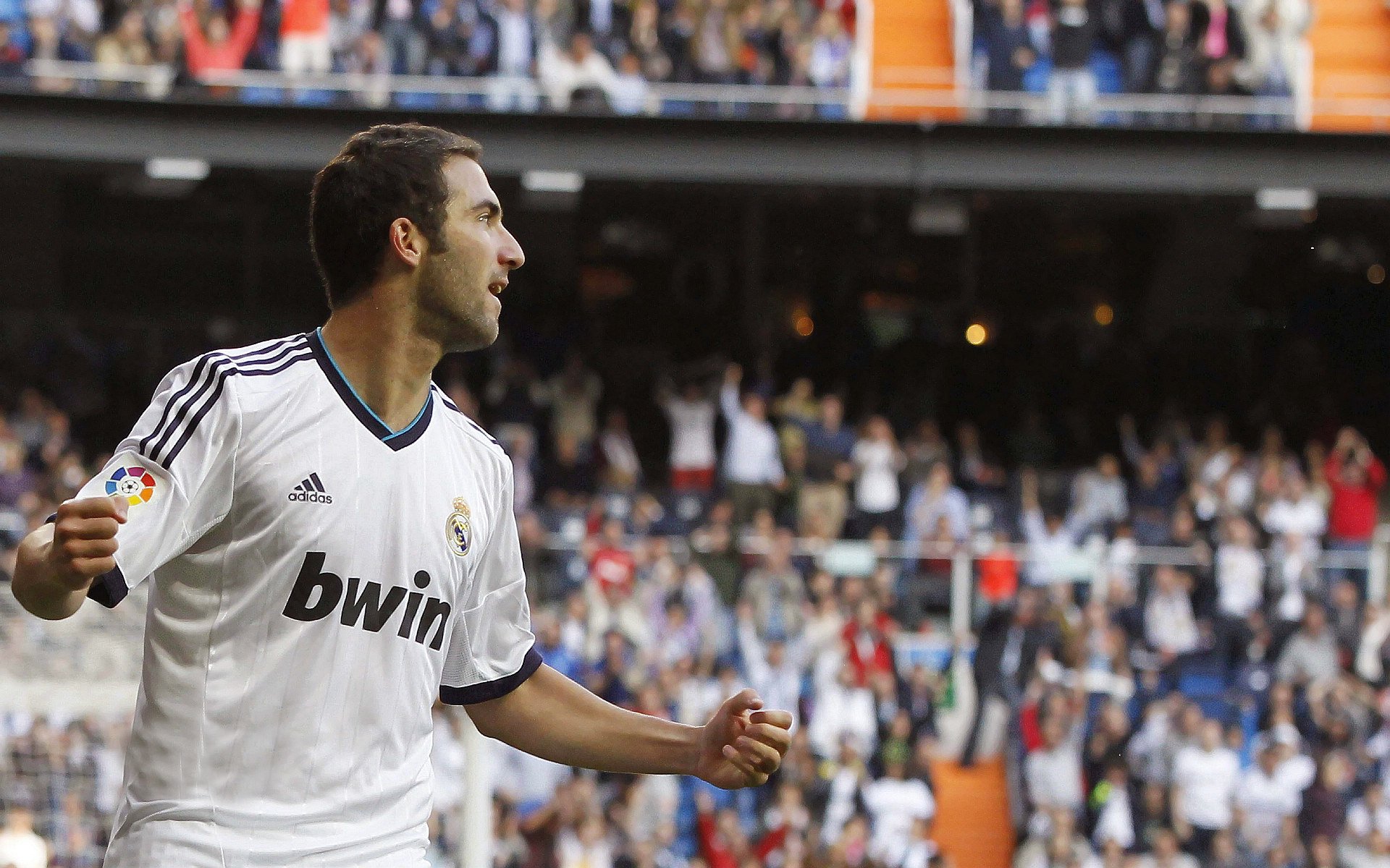 西亚卡姆迎来十赛季高光表现,巴黎圣日耳曼球迷沸腾!